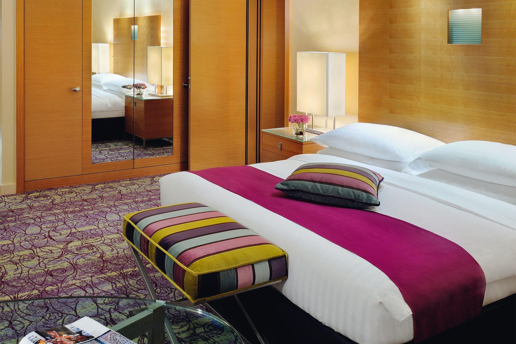 Qabila Westbay Hotel By Marriott Doha Kültér fotó A room at the Mandarin Oriental, Munich