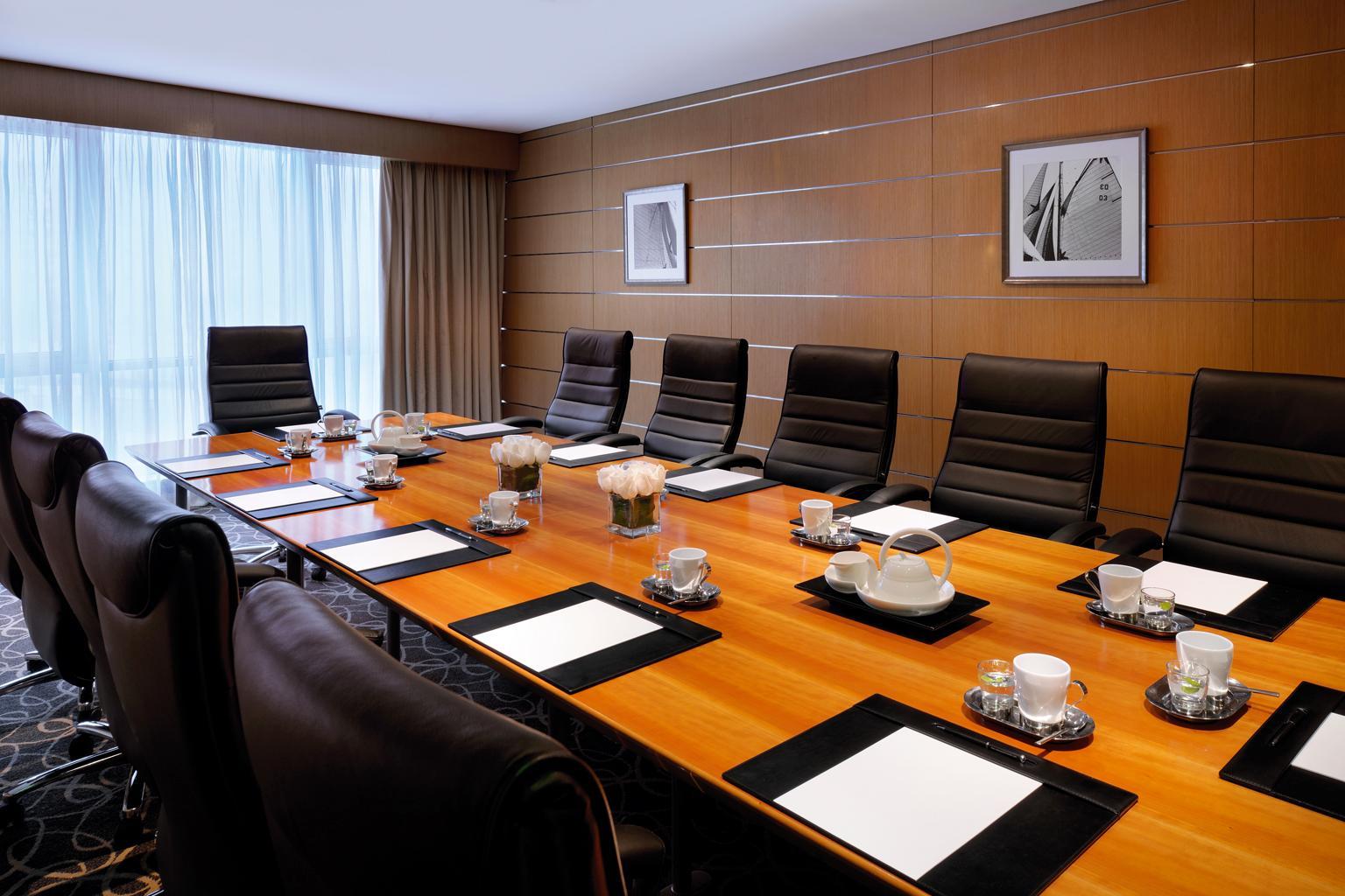 Qabila Westbay Hotel By Marriott Doha Kültér fotó A boardroom