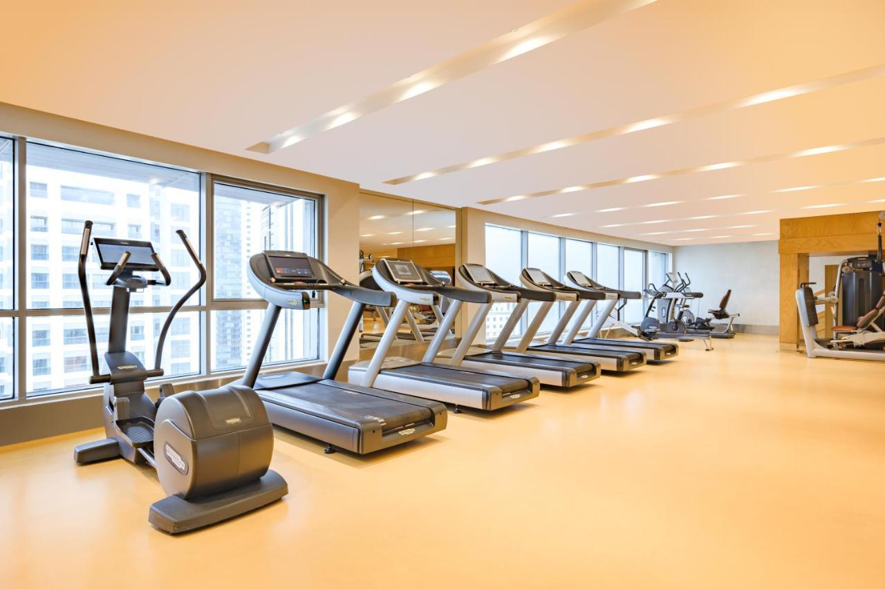 Qabila Westbay Hotel By Marriott Doha Kültér fotó A row of treadmills