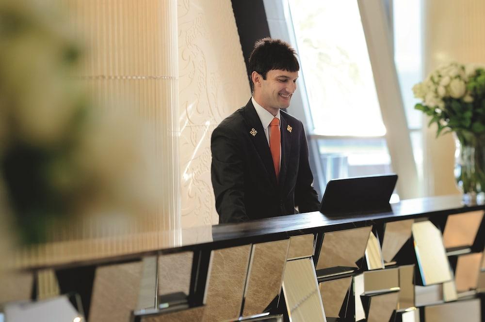 Qabila Westbay Hotel By Marriott Doha Kültér fotó A student at the University of Westminster