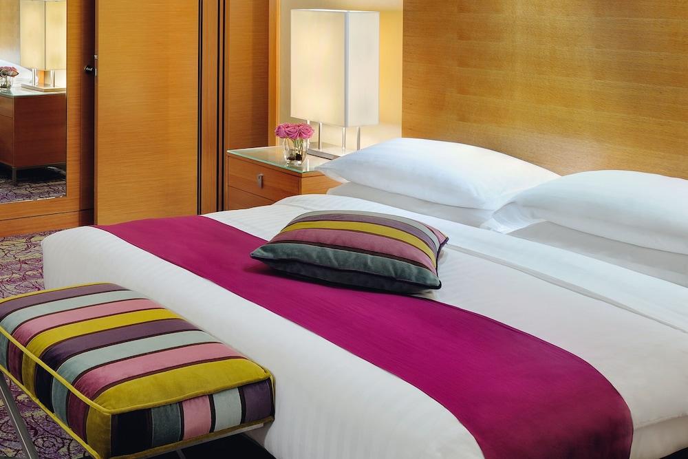 Qabila Westbay Hotel By Marriott Doha Kültér fotó A bedroom at the hotel