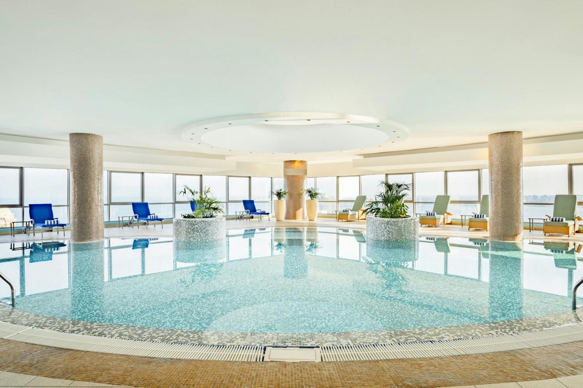 Qabila Westbay Hotel By Marriott Doha Kültér fotó The pool at the hotel